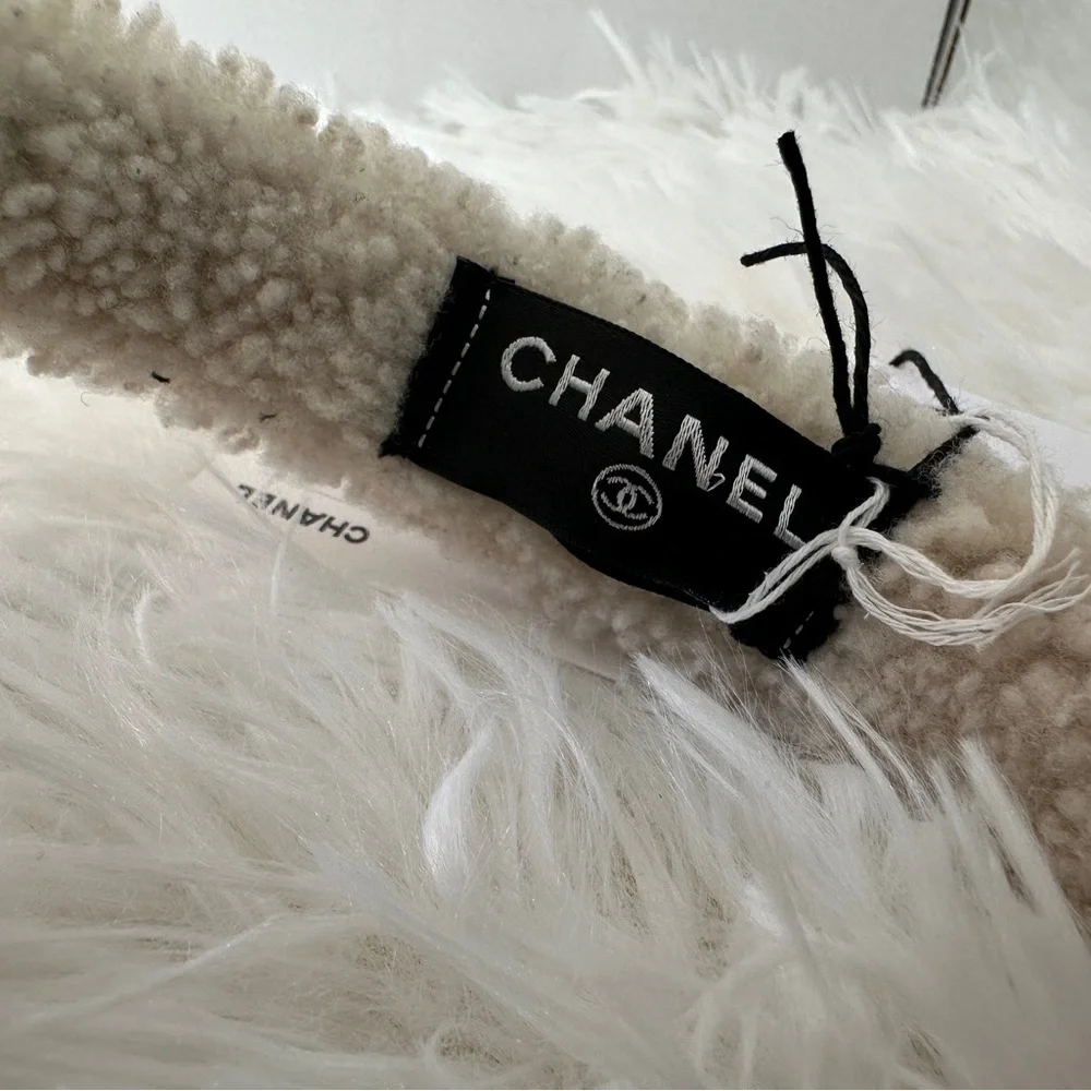 ❌ SOLD. ❌ CHANEL White Ivory Earmuffs with Black CC - Picture 4 of 5